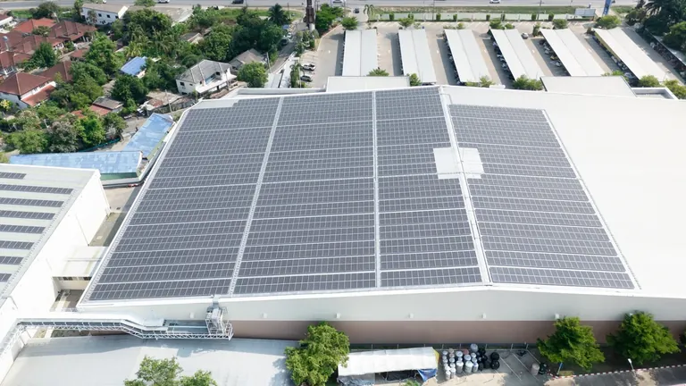 Solarna elektrana na krovu velike poslovne zgrade